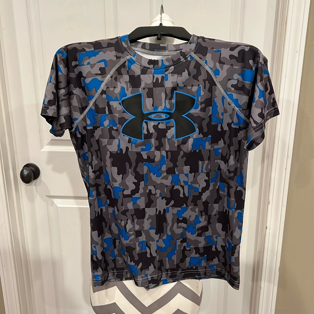 Under armour heat gear tshirt, Size YL